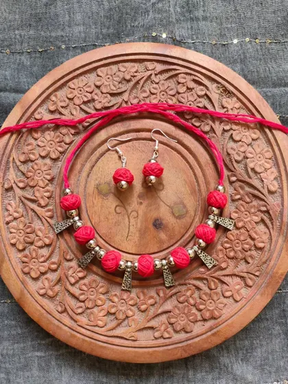 This thread bead necklace is available in a variety of colors like orange, green, yellow, blue, and red. It's a simple yet elegant accessory, perfect for adding a pop of color to your festive wear.