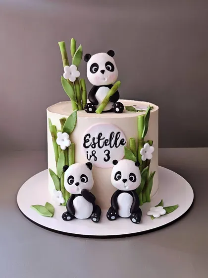 These cute pandas are back to wish Estelle a happy third birthday. This chocolate cake with salted caramel is decorated with hand-sculpted pandas and bamboo shoots.
