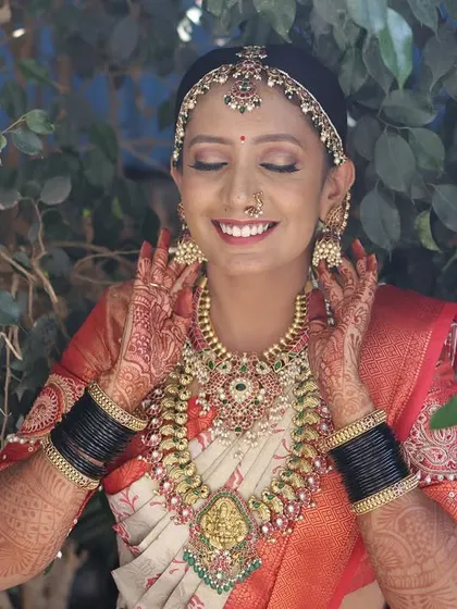 The smile of a happy bride says it all. She looks absolutely beautiful in this complete bridal set, ready to celebrate her special day.