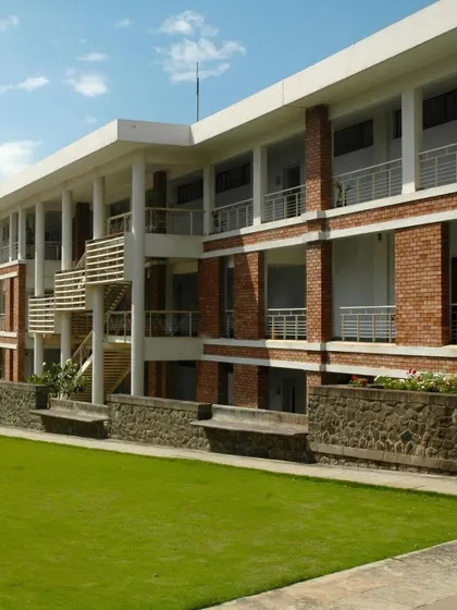 The corridors at Symbiosis are strategically designed to regulate internal temperature by optimizing the sun path. Deeper overhangs and shaded walls protect the building from the harsh southern sun, while also creating vibrant social spaces for interaction.