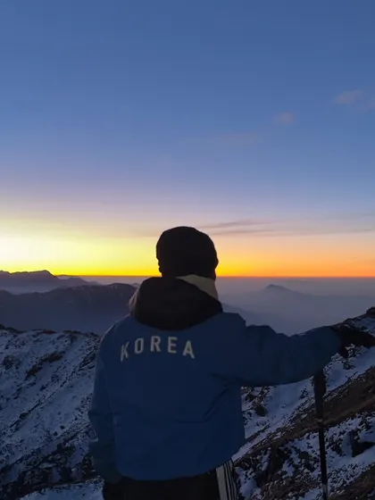 An out-of-this-world sunrise from the Kedarkantha summit. Watching the sky light up over the snow-covered peaks is a spiritual experience.