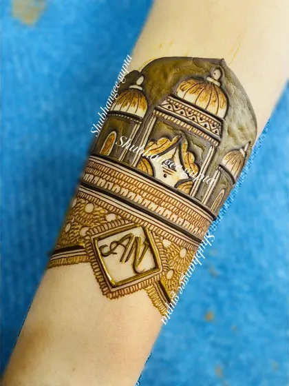 This arm band features a royal palace design with the couple's initials 'AN' placed prominently below it. It’s a great way to combine architectural elements with personal touches.