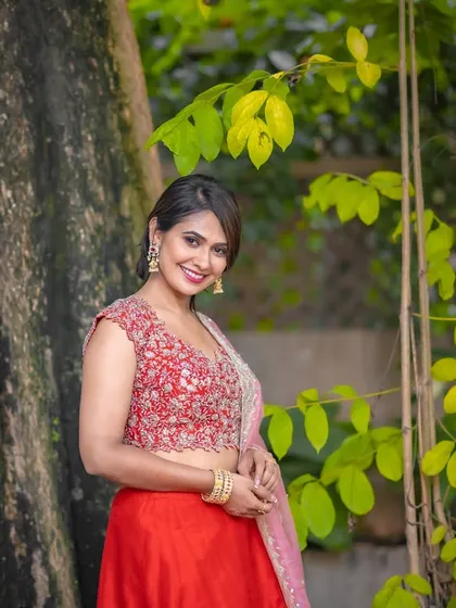 A lovely portrait in a natural setting. The soft, natural makeup enhances her features without looking out of place in the daytime.