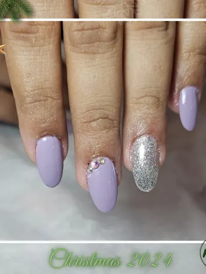 A wintery mix of lavender and silver glitter. This cool-toned set is perfect for the Christmas season and beyond.