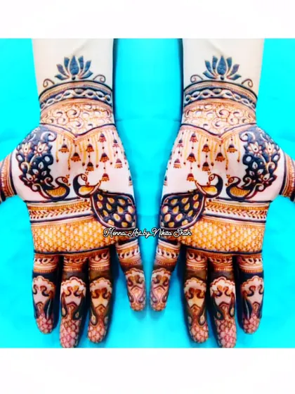Another one for the peacock lovers! This design features bold peacocks with beautiful, flowing tails that cover the palm.