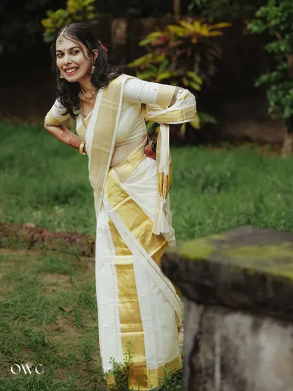 A playful and confident pose from the bride in her kasavu saree.