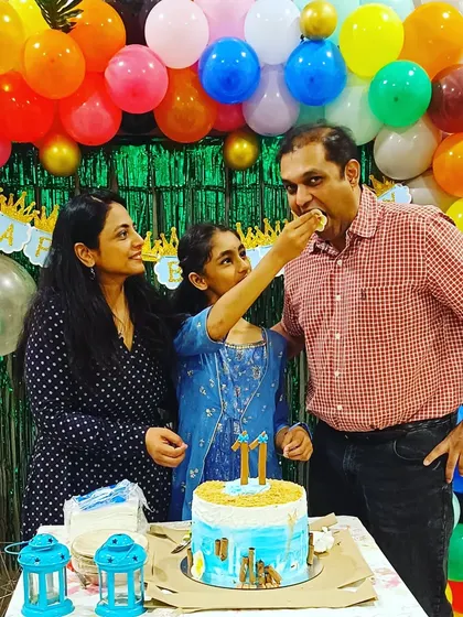 A happy family celebrating their daughter's 11th birthday. We create the perfect festive backdrop for these joyful cake-cutting moments.