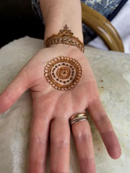 A very simple and quick spiral mandala on the palm, perfect for large parties where many guests want to get henna done.