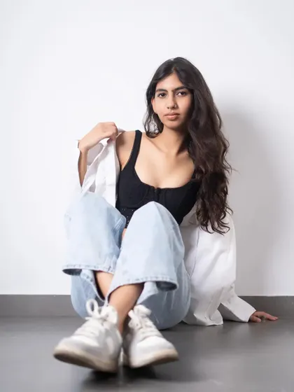 A more direct and confident pose from the same model's test shoot. The simple styling with jeans and a tank top makes this a versatile image for a variety of casting calls.