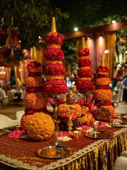 The full view of the temple-inspired tablescape, a vibrant and sculptural centerpiece that pays homage to traditional Indian architecture.