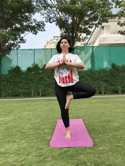 Demonstrating Vrikshasana, the Tree Pose, during our outdoor group class. This balancing pose is wonderful for improving focus, strengthening the legs, and finding your center.