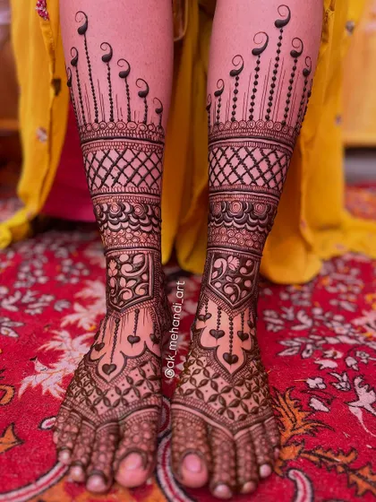 An elegant bridal feet design with heart motifs and delicate hanging chains, creating a look that is both romantic and sophisticated.