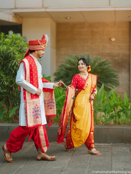 I love capturing the vibrancy and energy of traditional Maharashtrian attire in motion. Here, the bride in her Nauvari saree leads the groom, creating a dynamic and joyful image that celebrates their cultural roots.