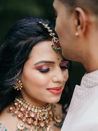 A close-up of this fresh and romantic pre-wedding look. The soft pink eyeshadow and glowing skin create a dreamy and ethereal vibe.