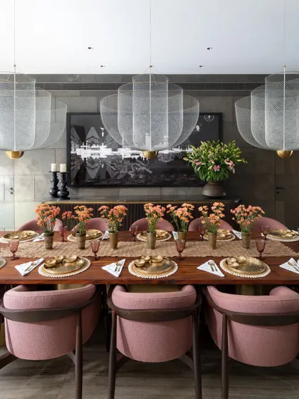We love to play with form and colour to create memorable moments. In the K Residence dining room, the sculptural brass base of the table, dusty pink chairs, and ethereal Meshmatics chandeliers come together to craft an environment that is both sophisticated and joyfully elegant for entertaining.