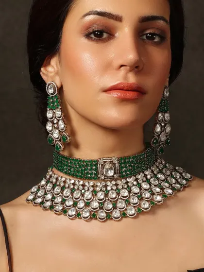 A bold and modern bridal look, this set features a wide emerald bead choker paired with a cascading polki necklace for a dramatic effect.