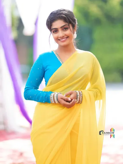 A bright and happy look. The yellow and blue combination is perfect for daytime events and photoshoots.