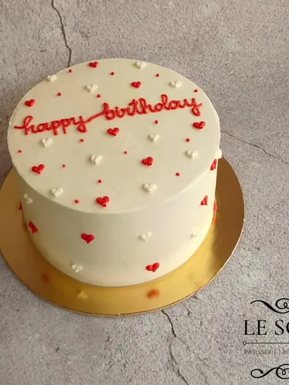 Nothing beats simplicity. This half-kg vanilla cake is a perfect example of a minimalist Korean-style birthday cake, decorated with simple red and white hearts.