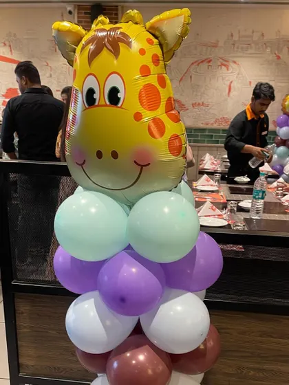 A close-up of a giraffe balloon column from the jungle-themed party. These character pillars are great for placing around a room or at the entrance to carry the theme throughout the space.