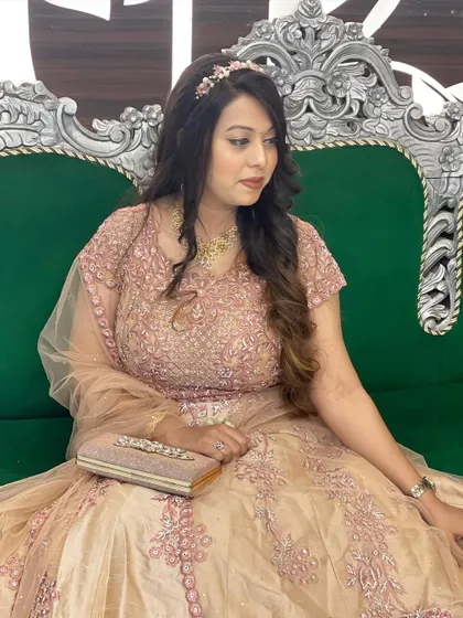 A princess-style look with long, flowing waves and a delicate headband.
