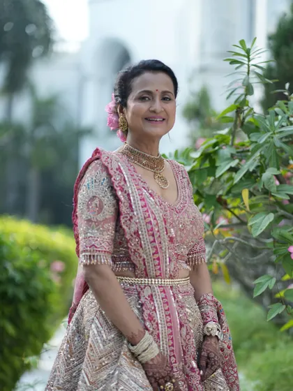 Natural beauty truly shines. This subtle makeup look on the beautiful mother of the bride enhances her grace and elegance, paired with a stunning Rimple and Harpreet lehenga.