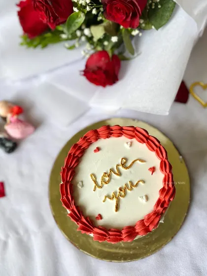 Another look at my Valentine's Day bento cake, paired with a beautiful bouquet of red roses. It's the perfect romantic gesture.