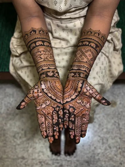 This traditional bridal design features bands of marching elephants, a symbol of prosperity and strength, combined with delicate floral and semi-circular patterns.