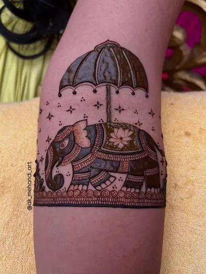 A completed elephant and umbrella motif. I teach how to use negative space and shading to make the figure pop.