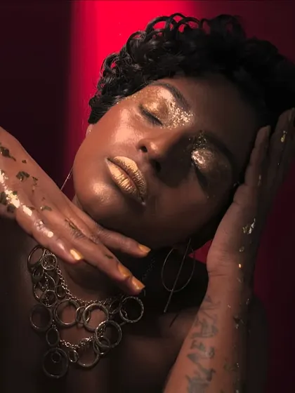 A powerful editorial look focusing on texture. I used gold glitter and foil on the eyes and lips to create a molten, high-impact effect that catches the light beautifully, perfect for a dramatic beauty story.