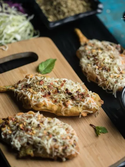 Savour the taste of excellence with our cheese-stuffed fried bread rolls. A crispy, cheesy, and utterly delicious appetizer.