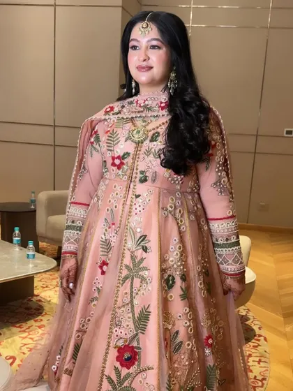 A full view of Ishita's elegant Roka look. The makeup is understated and beautiful, perfect for a bride who loves a natural aesthetic.