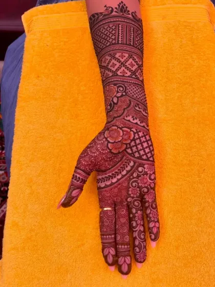 This full-hand design is perfect for an engagement ceremony. It is intricate and beautiful without the full-arm coverage of a bridal mehndi.