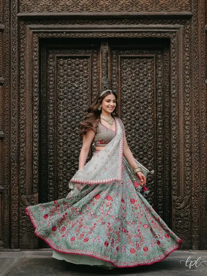 A Mehendi ceremony is all about color and joy. I created a vibrant yet elegant look for this bride, with glowing skin and bright eyes that complemented her beautifully embroidered lehenga, perfect for a sun-drenched celebration in Jaipur.