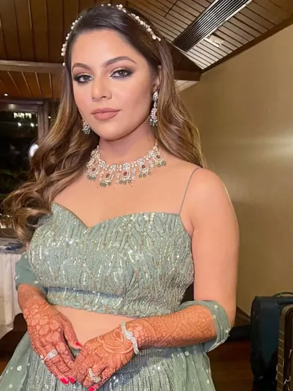 Soft waves paired with a delicate pearl headband. This is a chic and elegant look for a modern bride or bridesmaid.