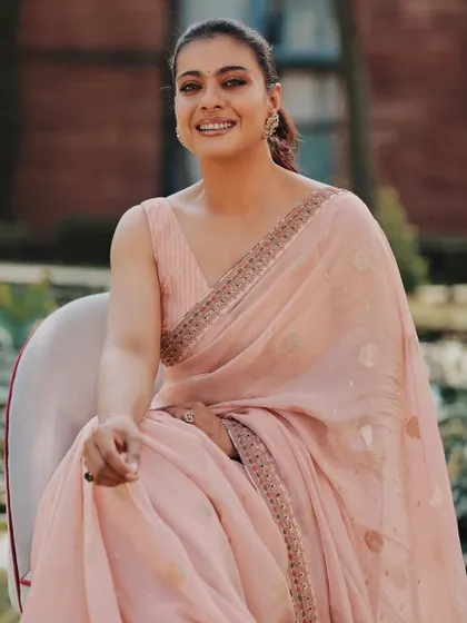 A soft, elegant moment with Kajol in Kolkata. This beautiful pink saree is perfect for daytime events, combining traditional draping with a fresh, modern color palette.
