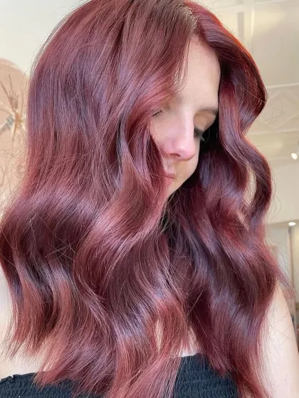 A beautiful, wavy burgundy hair color. This rich shade is perfect for adding depth and accentuating texture.
