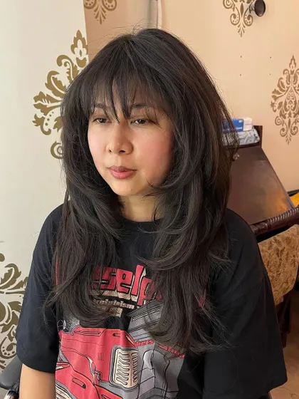 Butterfly layers and wispy bangs add tons of volume and style to Kavya’s hair.