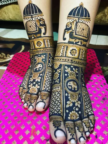 Bridal feet mehndi is just as important as the hands. This design features royal elephants under a decorative umbrella (chattar), with detailed floral and checkerboard patterns for a rich, traditional look.