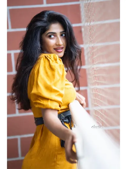 Another playful, looking-back pose from this series. These shots are perfect for capturing a free-spirited and joyful personality.