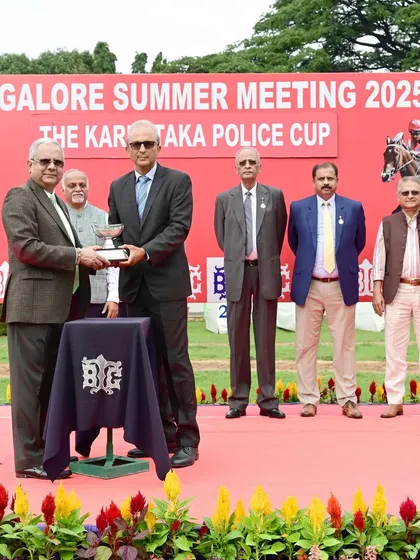 The Karnataka Police Cup is presented by Mr. Chaduranga Kanthraj Urs to the owner of the winner, Victor Hugo.
