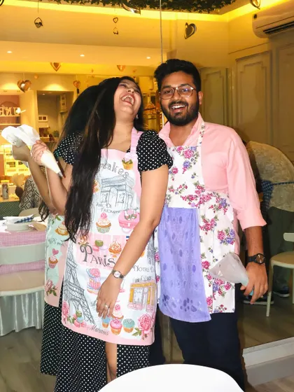 Laughter and fun are always part of the recipe at our workshops. Here are two guests enjoying themselves while learning to decorate.