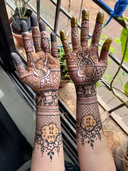 A whimsical baby shower design featuring a cute mouse on the palm and "Mom to be" and "Dad to be" motifs on the arms. It's a fun and unique way to celebrate the new arrival.