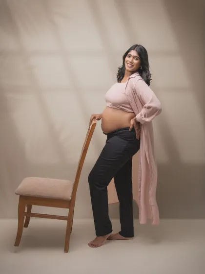 Every maternity shoot has its own unique essence. This one is all about capturing the simplicity and strength of motherhood in a minimal, modern outfit.