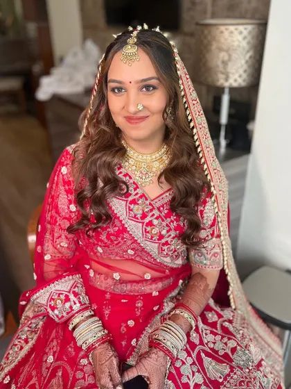 Mrunali, ready for her pheras. The complete look, with her jewelry and dupatta, is just breathtaking. The makeup ties it all together perfectly.