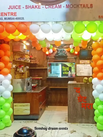 I help local shops celebrate national holidays in style. This juice center in Mumbai got a festive makeover with a full tricolor balloon arch, creating a vibrant entrance for Republic Day.