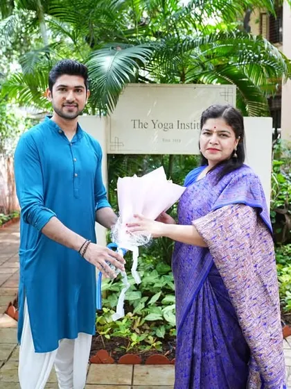 Welcoming Smt. Poonam Mahajan ji, a long-time well-wisher of the Institute, to our campus.