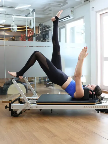 A beautiful demonstration of a single-leg bridge on the reformer, an exercise that targets the glutes, hamstrings, and core while improving stability.