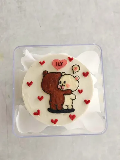 A simple and sweet "I Love You" mini bento cake with two hugging bears.