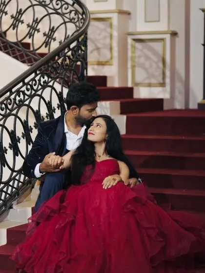 A tender moment on the stairs. This photo captures the love between the couple, enhanced by their elegant and coordinated pre-wedding attire.