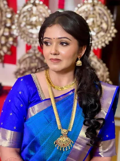A beautiful Muhurtham look for bride Vaibhavi in her royal blue Kanjeevaram saree. I focused on a soft, glowing base to let her natural beauty and the vibrant saree color stand out.